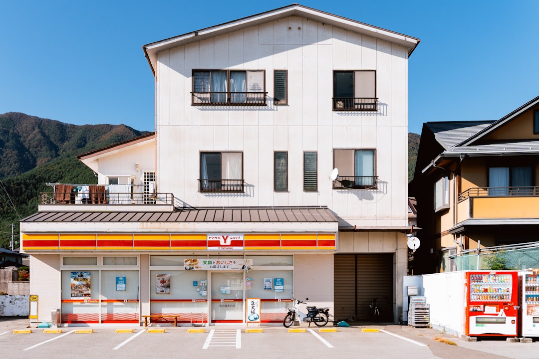 煌々と光るコンビニの看板